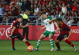 Íñigo Vicente controla la pelota en el encuentro de vuelta del playoff ante el Mirandés la pasada temporada.