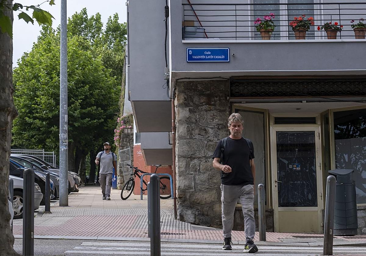 Un hombre pasea por la calle Valetín Lavín Casalís, en Santander, que antes se llamaba Montejurra.