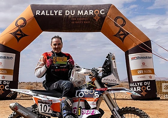 Ricardo Lastra, con el dorsal 107, posa en el arco de meta tras completar el Rally de Marruecos 2025, donde finalizó 4º en el Trofeo de Veteranos y 53º en Rally 2.