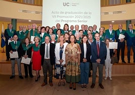 La nueva promoción del Programa Sénior, con sus becas verdes, posa junto con las autoridades, con la rectora, Conchi López, a la cabeza.