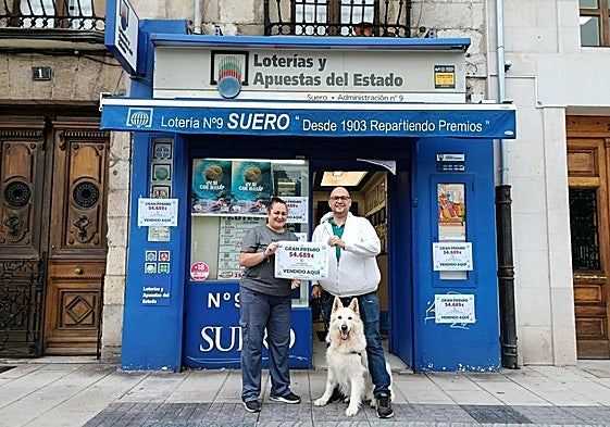 María Lavín, dependienta, y Juan Herrero, titular del negocio, celebran el premio junto a su perro Daco.