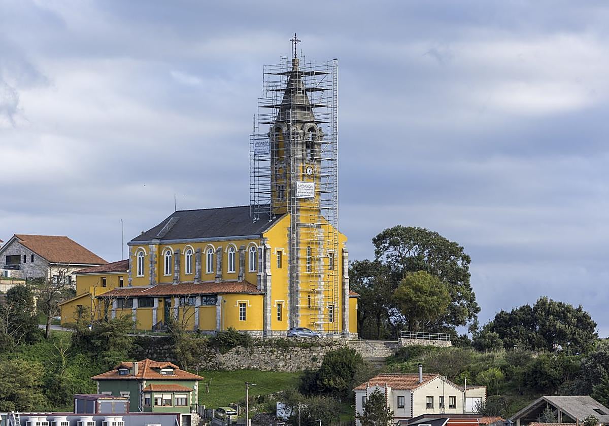La iglesia de San Lorenzo, en Peñacastillo, rodeada de andamios.