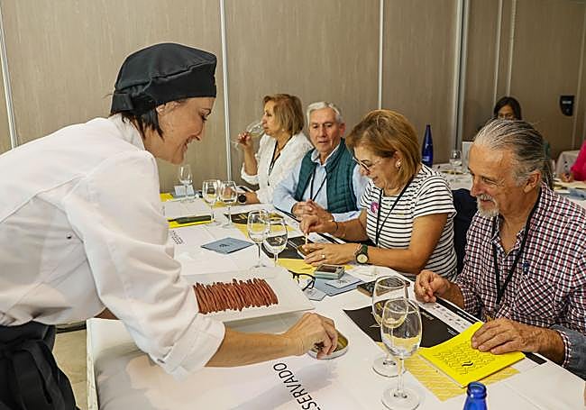 Una cocinera de Conservas Codesa sirve las anchoas recién fileteadas.
