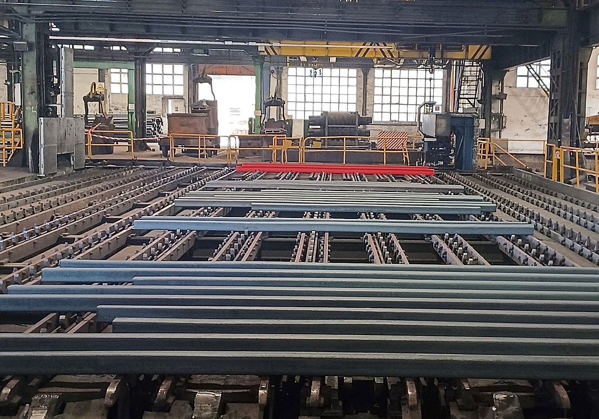 Interior de la fábrica de laminado de acero que Sidenor tiene en Reinosa.