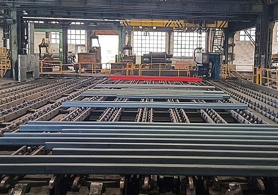 Interior de la fábrica de laminado de acero que Sidenor tiene en Reinosa.