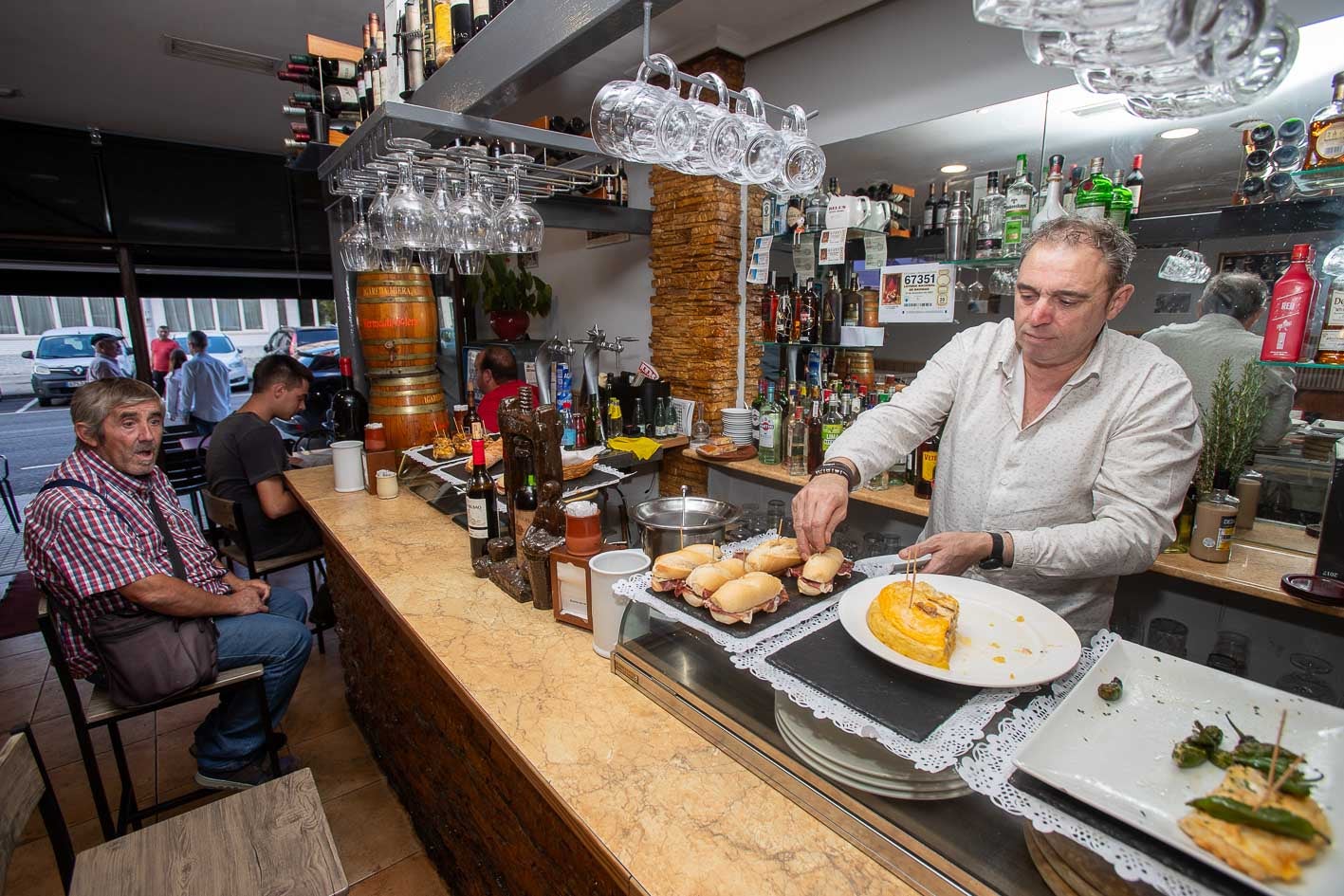 Aquilino Sánchez, en la Vinoteca Michel, que no hizo ayer negocio. 