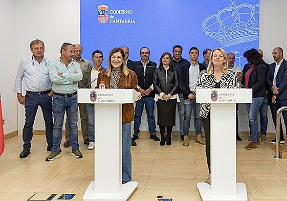 La presidenta de Cantabria, María José Sáenz de Buruaga, y la consejera de Desarrollo Rural, María Jesús Susinos, con los representantes del sector, durante la rueda de prensa.