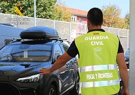 Un agente de la Sección Fiscal y Fronteras de la Guardia Civil en el Puerto de Santander.