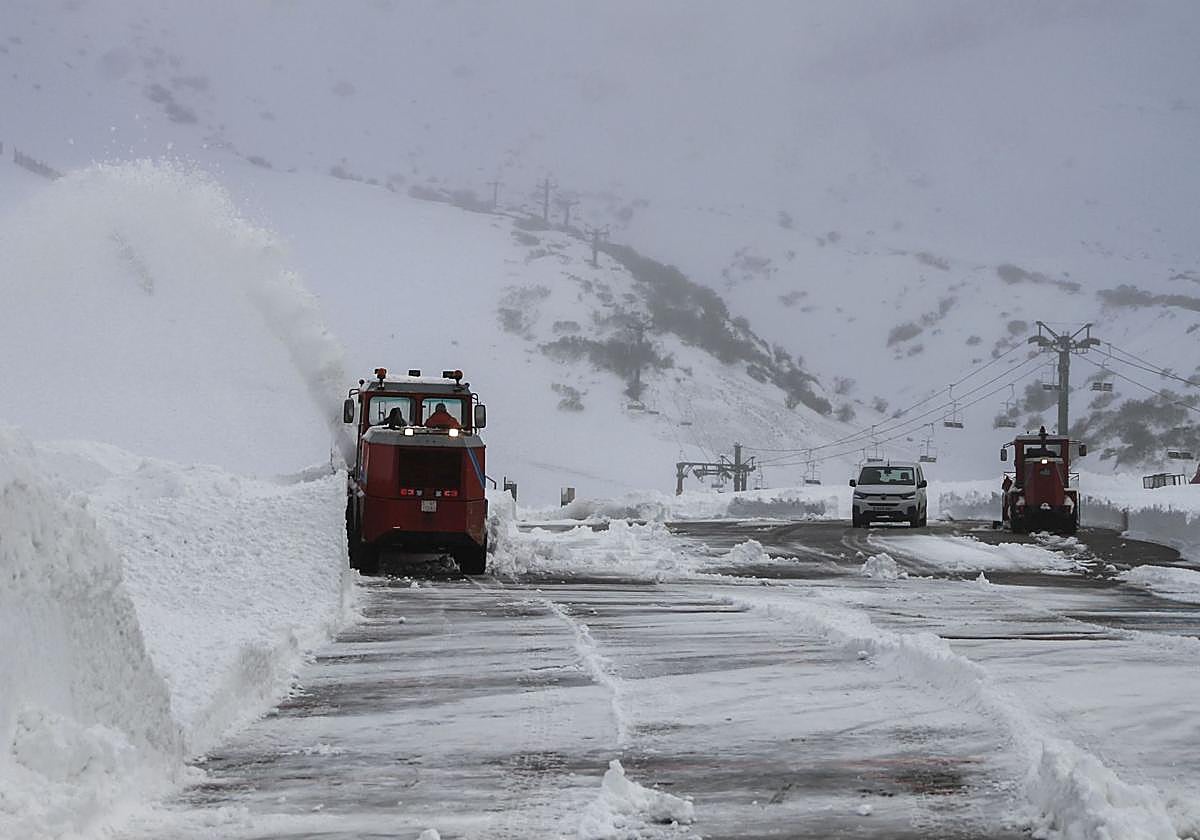 Una quitanieves trabaja en la carretera de acceso a Brañavieja.