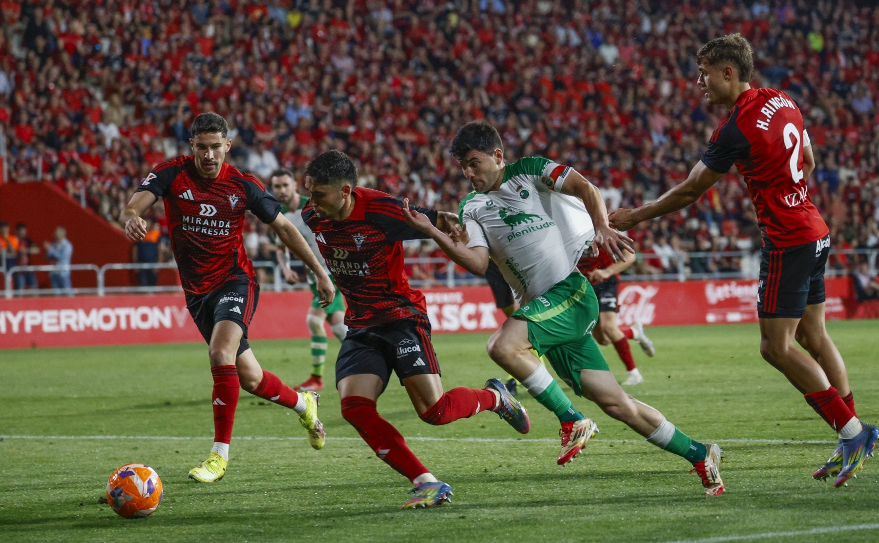 Aldasoro, rodeado de rivales, en el partido de vuelta del play off de la temporada pasada.