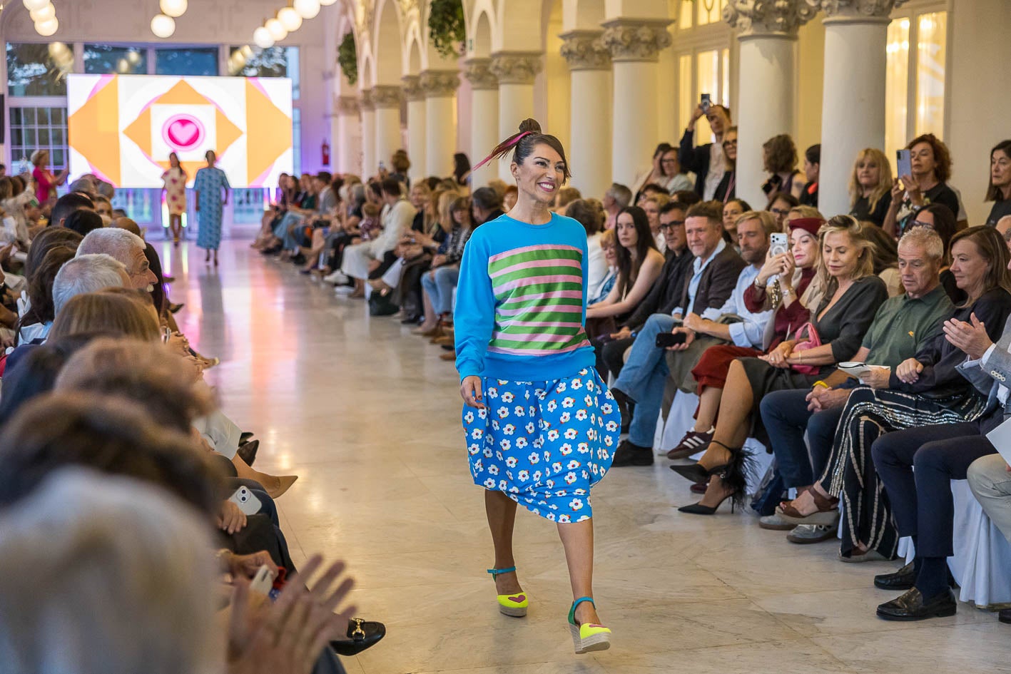 La diseñadora Kakun Elosúa con vestido de Ágatha Ruiz de la Prada.