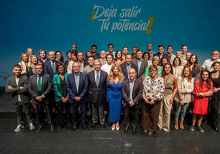 Foto de familia en la inauguración de la decimotercera edición de STARTinnova, en la que participaron organizadores, patrocinadores, empresas y centros.