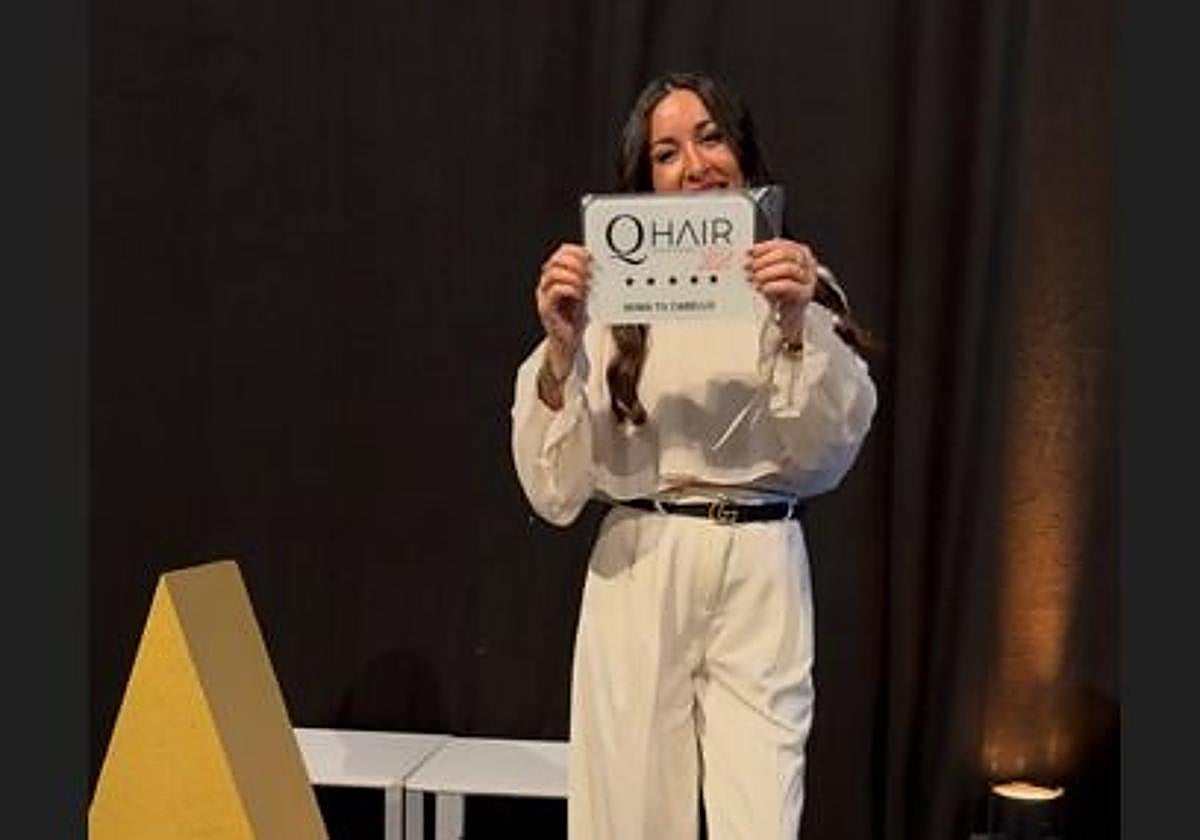 Lara Fernández, directora de 'Mima tu cabello' recoge el reconociimiento en el Salón Look.