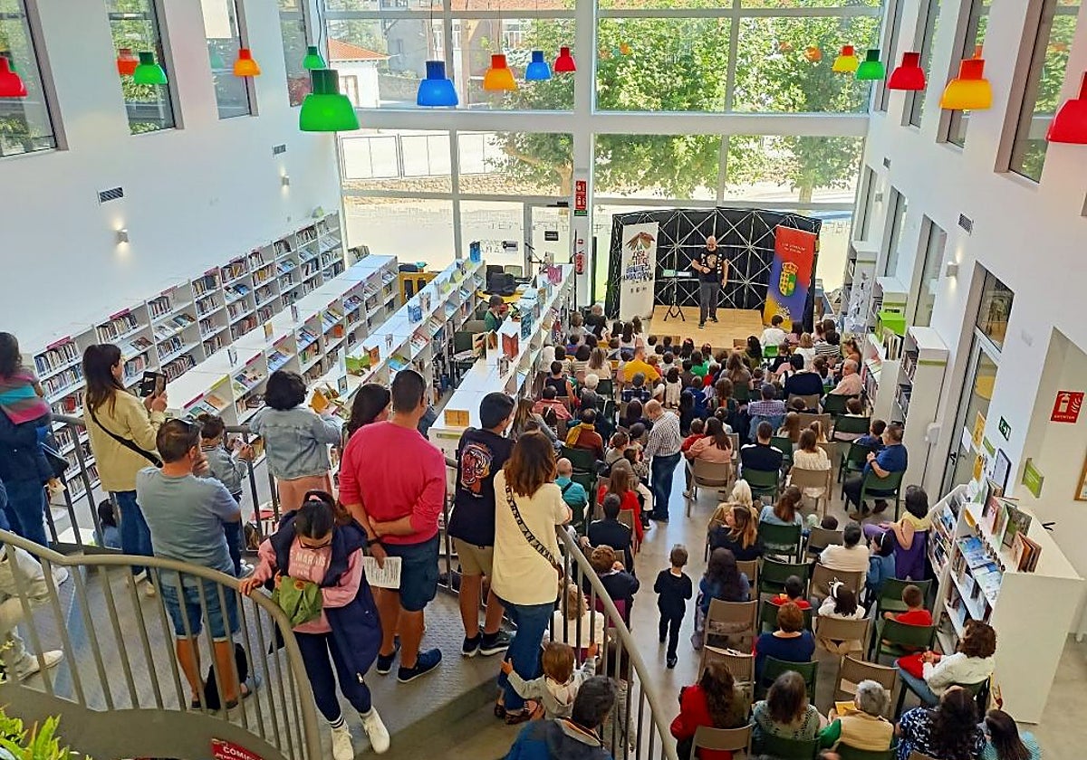 Sala principal de la Biblioteca Municipal de Los Corrales.