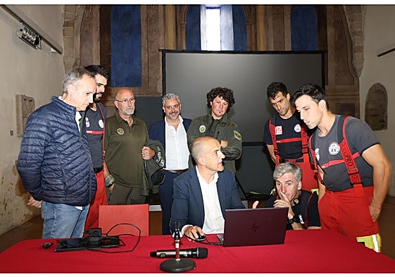 Francisco Novoa enseña el programa a bomberos y agentes forestales en presencia de Samuel Ruiz y de Anselmo Bueno