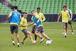 Íñigo Vicente, Javi Castro y Jeremy, durante la sesión de este miércoles en los Campos de Sport. Al fondo, Sangalli