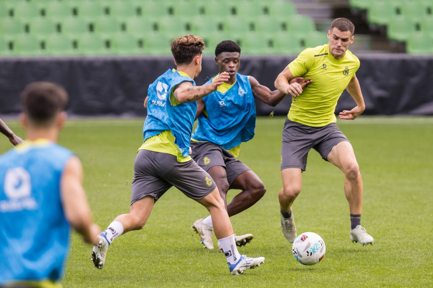 Suli busca un balón ante la presión de MAntilla