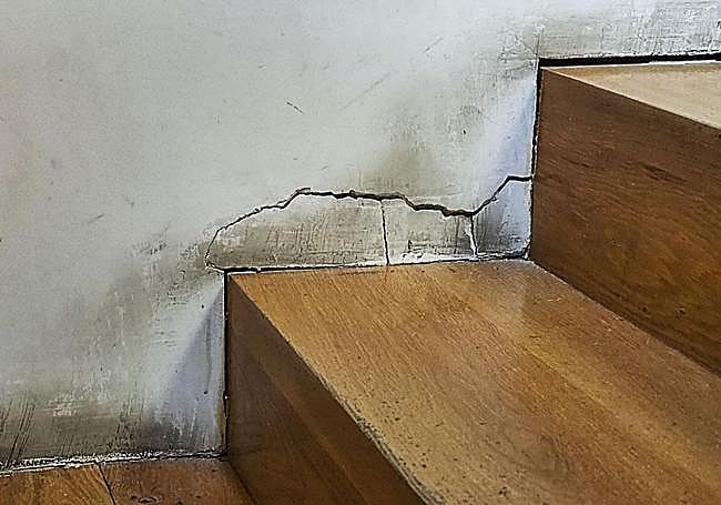 Así se encuentra una zona de escalera.