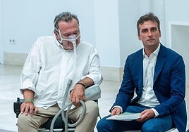 El presidente de la asociación ConELA, Fernando Martín, sentado a la derecha de la foto, junto a un enfermo.