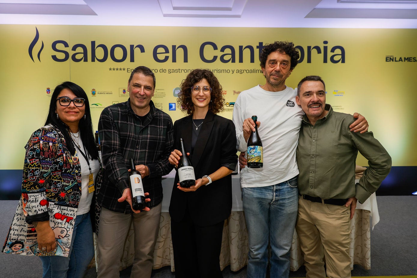 Los ponentes de los quesos pasiegos posan al término de la conferencia con sus respectivos productos.