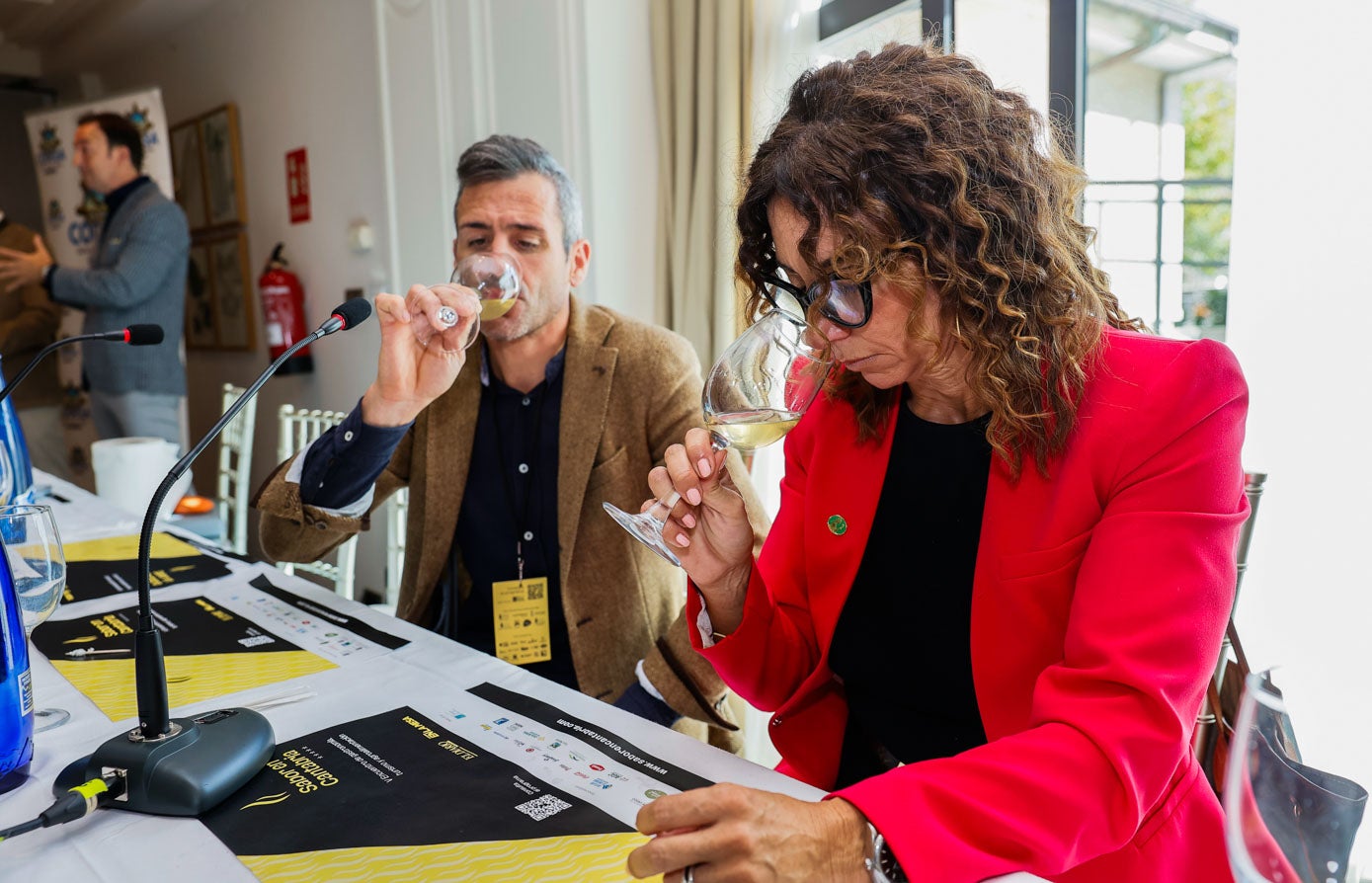 Edurne Sánchez y Ramón Liaño degustan su vino blanco.