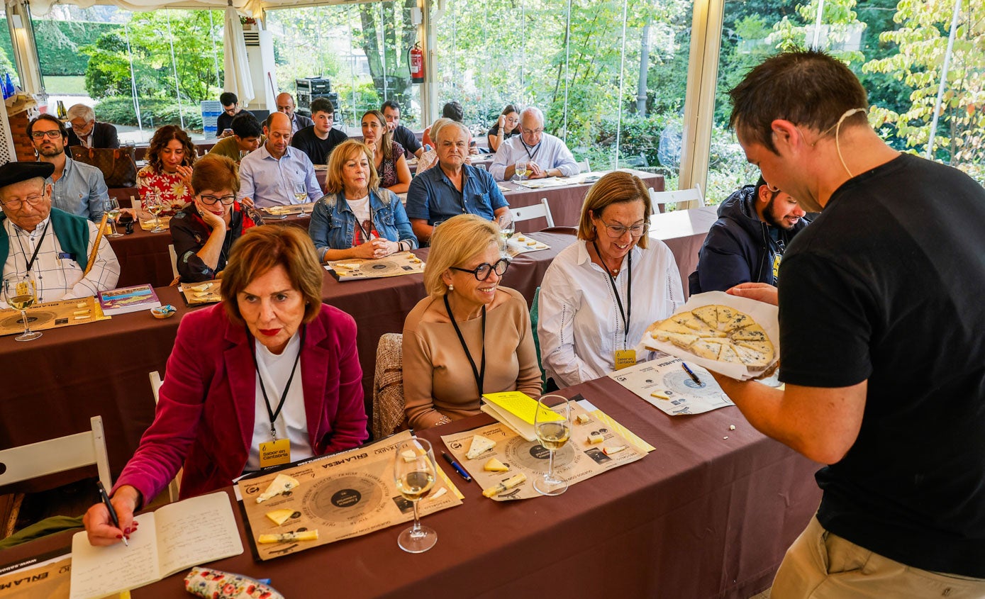 El chef Nacho Solana observa de cerca una de las recetas de salmón.