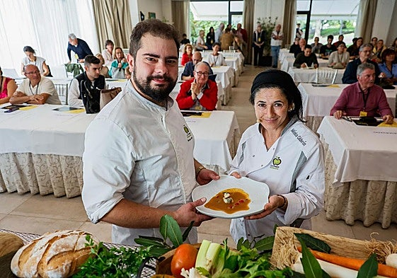 La mejor sopa de pescado de España es la elaborada por Borja Mier y Mónica Calderón y se sirve en el restaurante La Pradera.