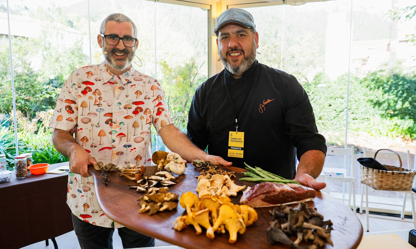 Una de las asistentes prueba el aroma de uno de los vinos de la ponencia 'Variedades en la copa'.
