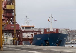 Desembarco de mercancía en el Puerto de Santander.
