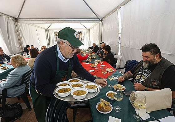 Una de las catas celebradas el año pasado en la plaza Baldomero Iglesias, en el marco de la Semana del Cocido.
