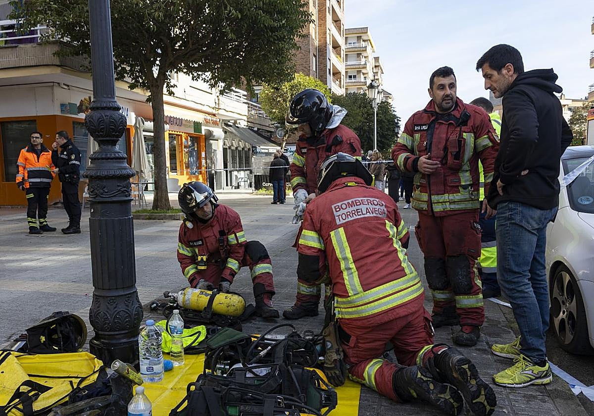 Imagen de archivo de los bomberos de Torrelavega durante una intervención