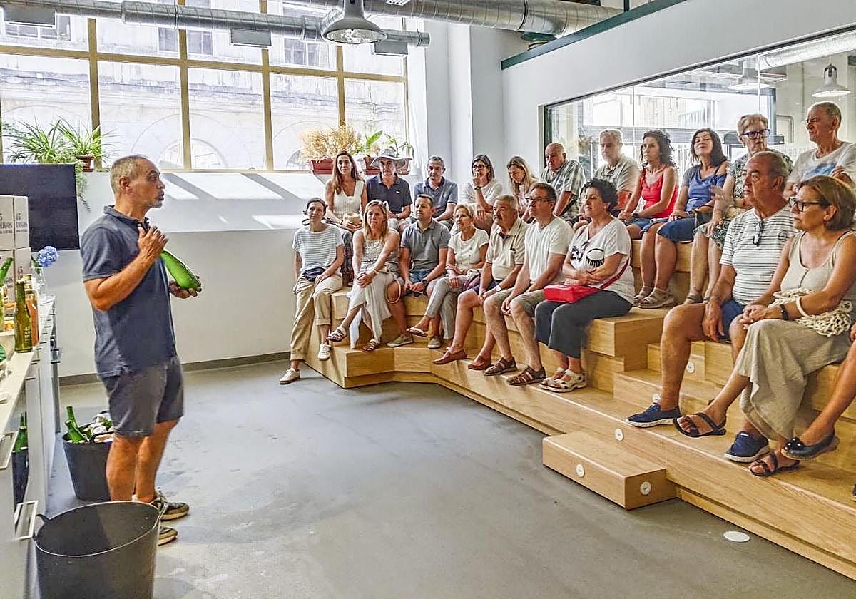 Los asistentes a la jornada dedicada a la sidra, el pasado agosto, escuchan la ponencia sobre sidra de la empresa 45 Amigos.