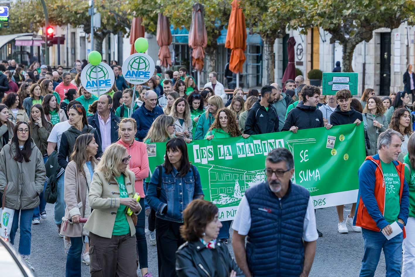 Los centros educativos llevaron también sus propias pancartas para reclamar la adecuación salarial.