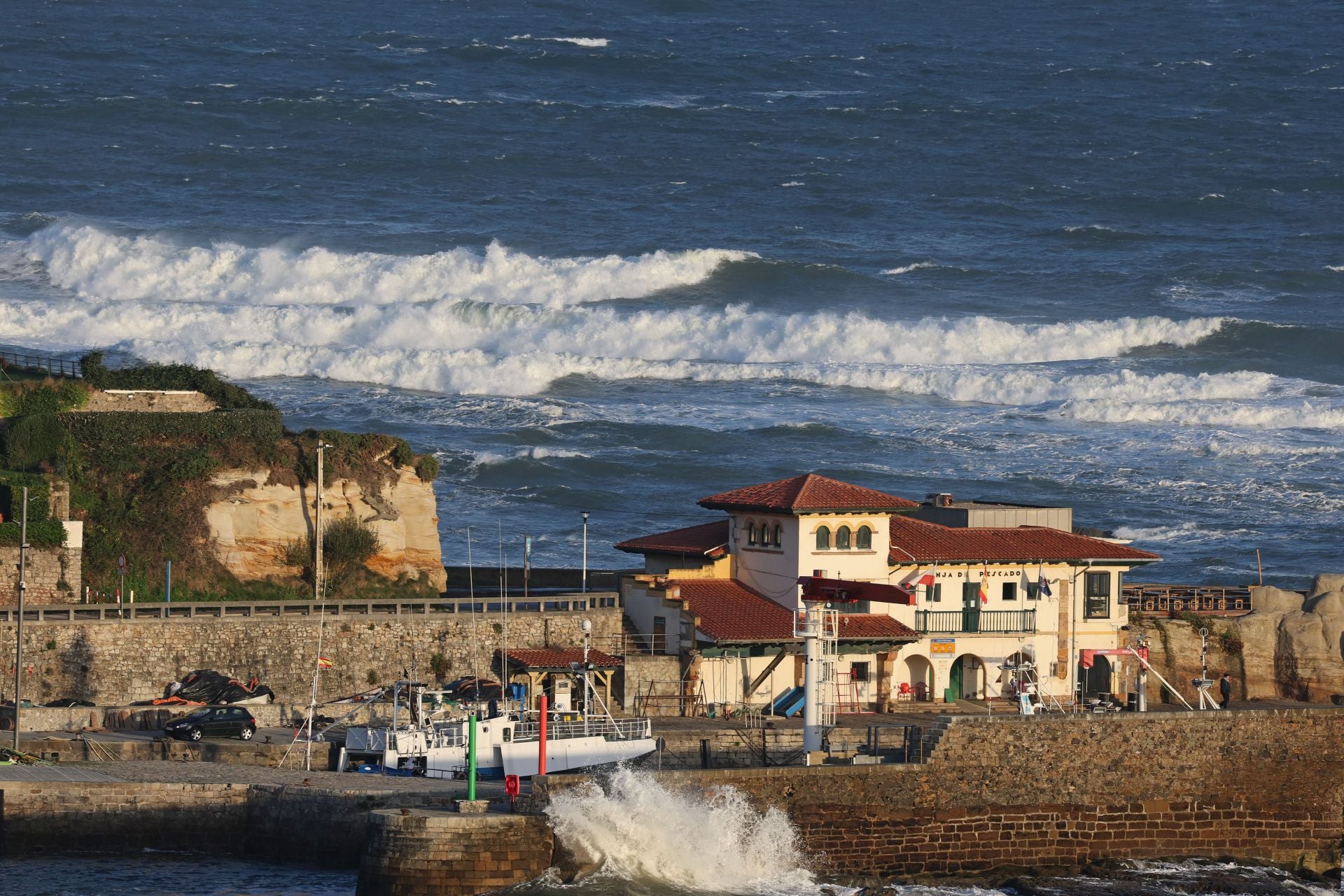 Las fuertes olas también se han podido ver en Comillas.