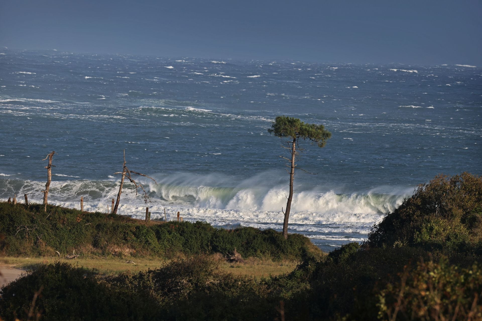 En la zona de Oyambre también hubo fuerte oleaje y elevadas rachas de viento.