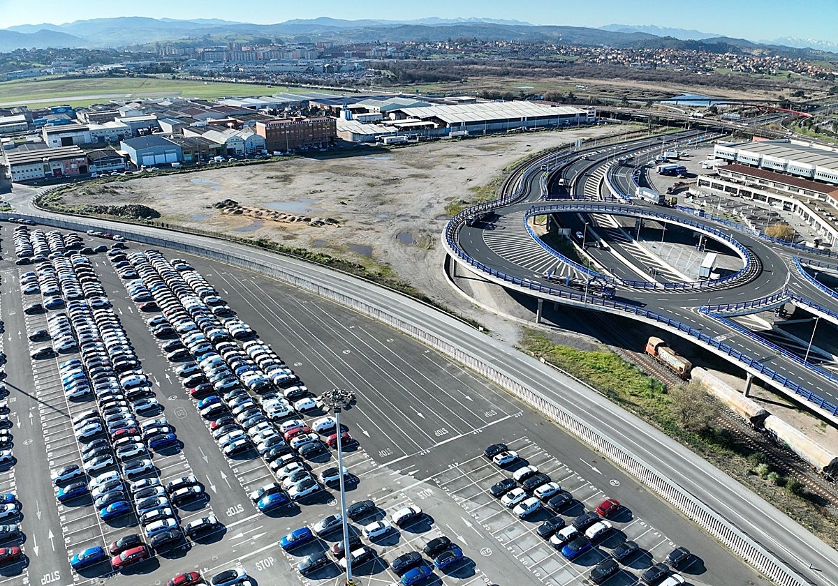 Arriba, la explanada del triángulo curvilíneo de Raos que el Puerto va a urbanizar.