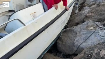 Benjamín arrastra un barco a la orilla en San Vicente de la