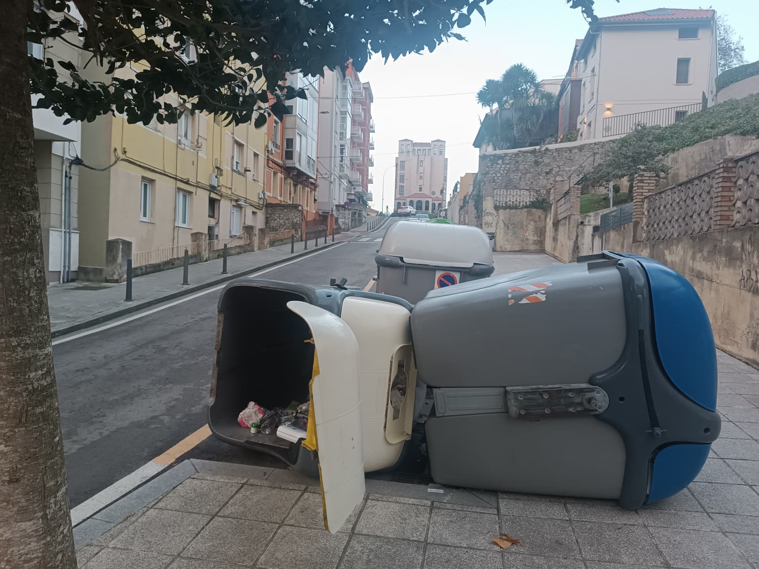 Contenedores caídos en la calle San Andrés, en Santander.