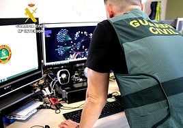 Investigadores del Equipo @ de la Guardia Civil de Cantabria.