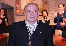 'Pito', emocionado al recibir la Medalla de Oro de su pueblo.