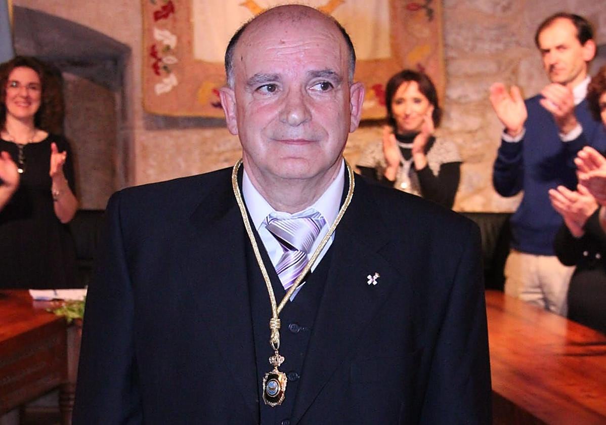 'Pito', emocionado al recibir la Medalla de Oro de su pueblo.