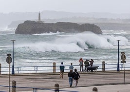 Benjamín se ha dejado sentir en la costa con enormes olas y fuertes rachas de viento.
