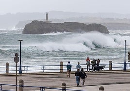 Benjamín se ha dejado sentir en la costa con enormes olas y fuertes rachas de viento.