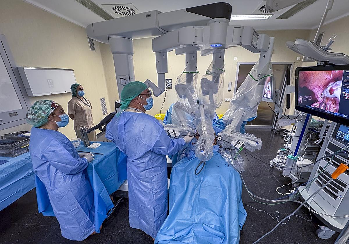 Un equipo quirúrgico de Valdecilla realiza una operación con el robot Da Vinci, tecnología que será renovada en 2026.