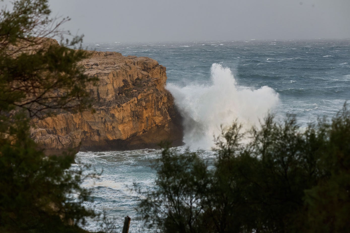 Fuerte oleaje rompiendo contra los acantilados.