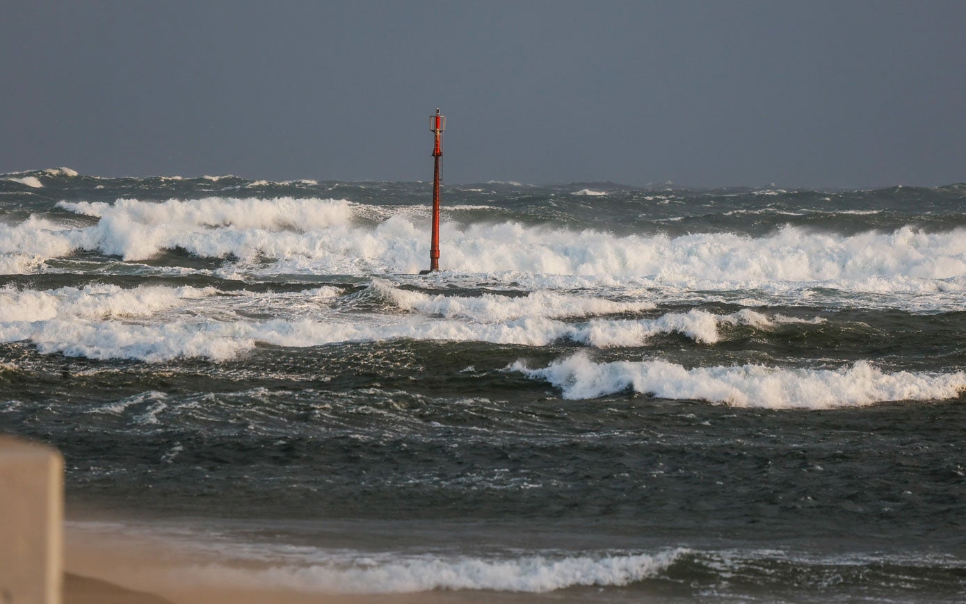 Benjamín azota con viento la costa regional y provoca multitud de olas en el litoral cántabro.
