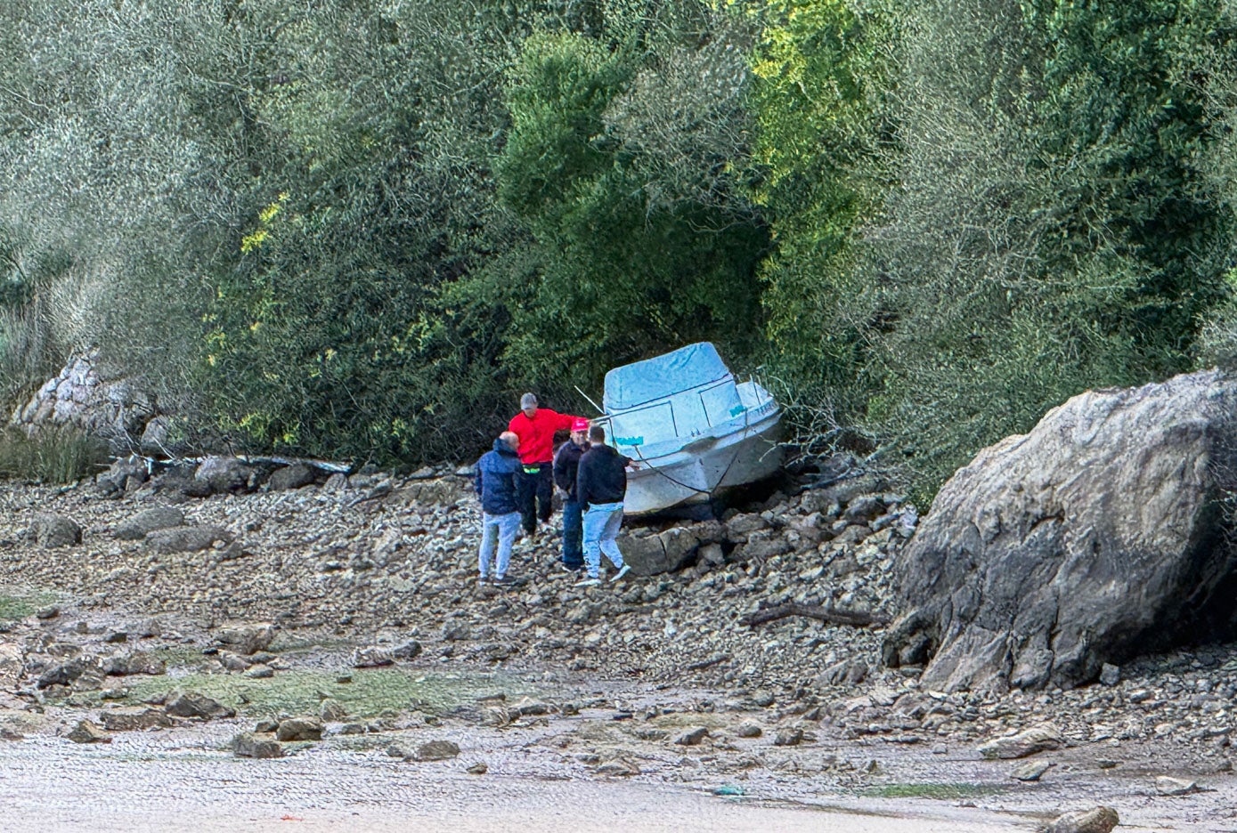 En San Vicente de la Barquera, el oleaje ha arrastrado barcos a la orilla.