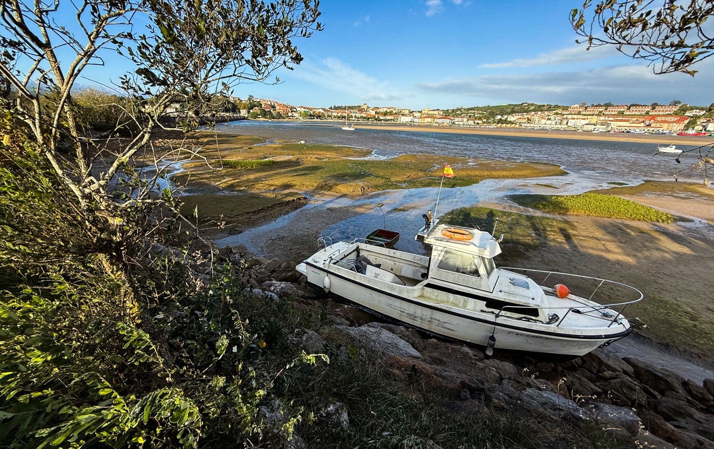 Un barco arrastrado por la marea en San Vicente de la Barquera.