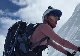 Vanesa Almeida, en pleno ascenso al Manaslu, en el Himalaya.