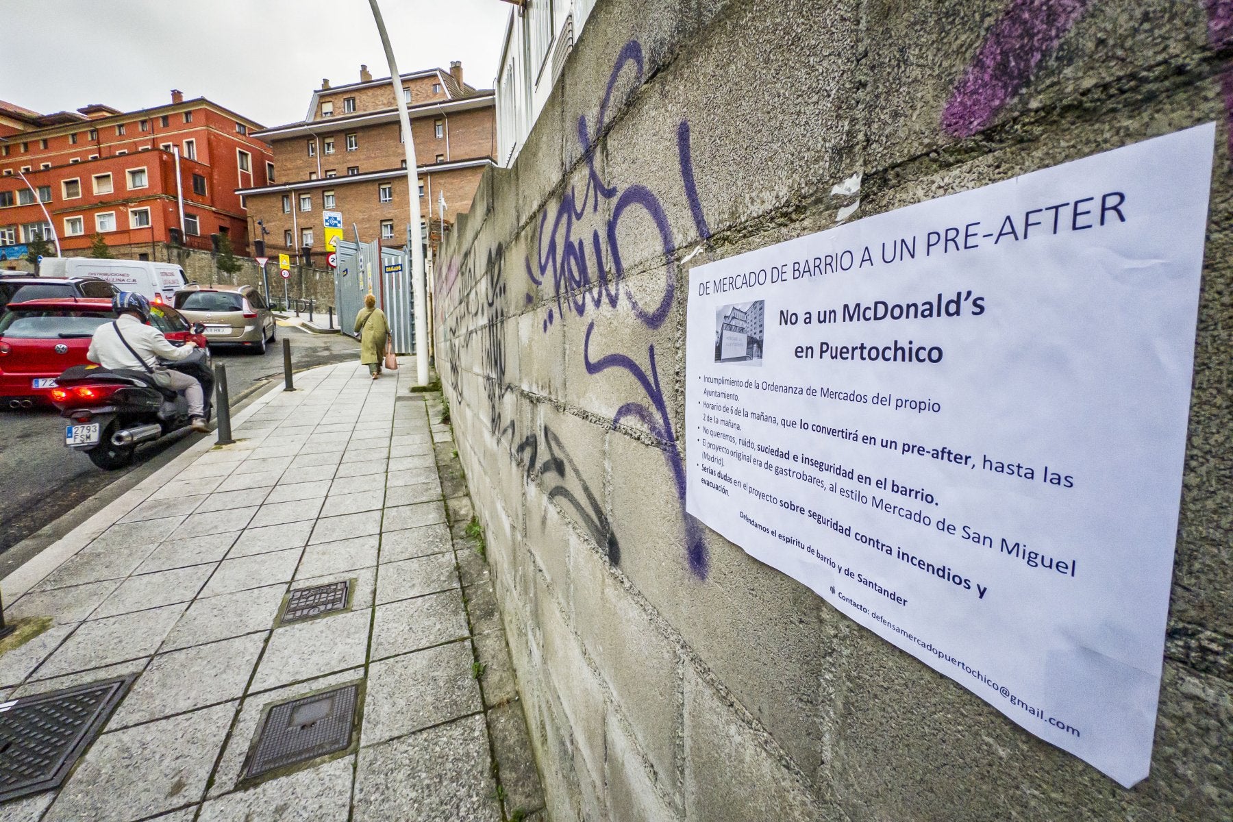Carteles que han colocado los vecinos en contra del McDonald's.